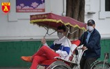 Hà Nội: Nhiều khách nước ngoài vẫn thờ ơ với khẩu trang nơi công cộng